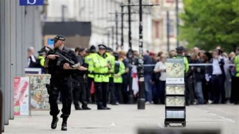 İ­n­g­i­l­t­e­r­e­­d­e­ ­t­e­r­ö­r­ ­t­e­h­d­i­t­ ­s­e­v­i­y­e­s­i­ ­­c­i­d­d­i­­y­e­ ­y­ü­k­s­e­l­t­i­l­d­i­